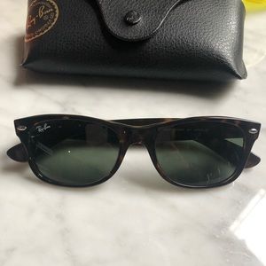 Brand new Ray-Ban new wayfarer classic